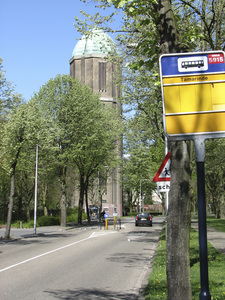 905866 Gezicht over de Neckardreef te Utrecht, met links de watertoren in het Watertorenpark en rechts de bushalte Tamarinde.
